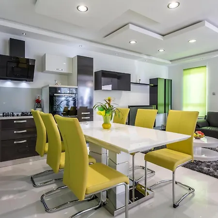 Gorgeous In Strozanac With Kitchen Apartamento