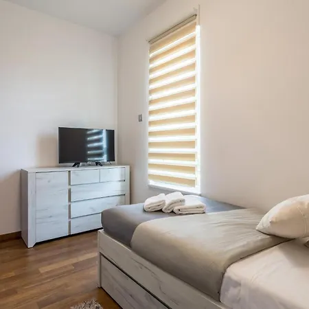 Apartamento Gorgeous In Strozanac With Kitchen *
