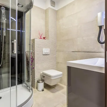 Apartamento Gorgeous In Strozanac With Kitchen Podstrana
