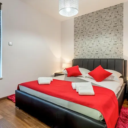 Apartamento Gorgeous In Strozanac With Kitchen
