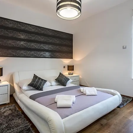 Apartamento Gorgeous In Strozanac With Kitchen *
