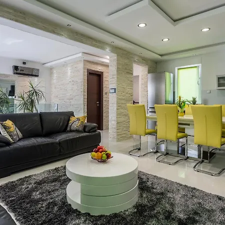 3 Bedroom Amazing In Strozanac Appartamento *